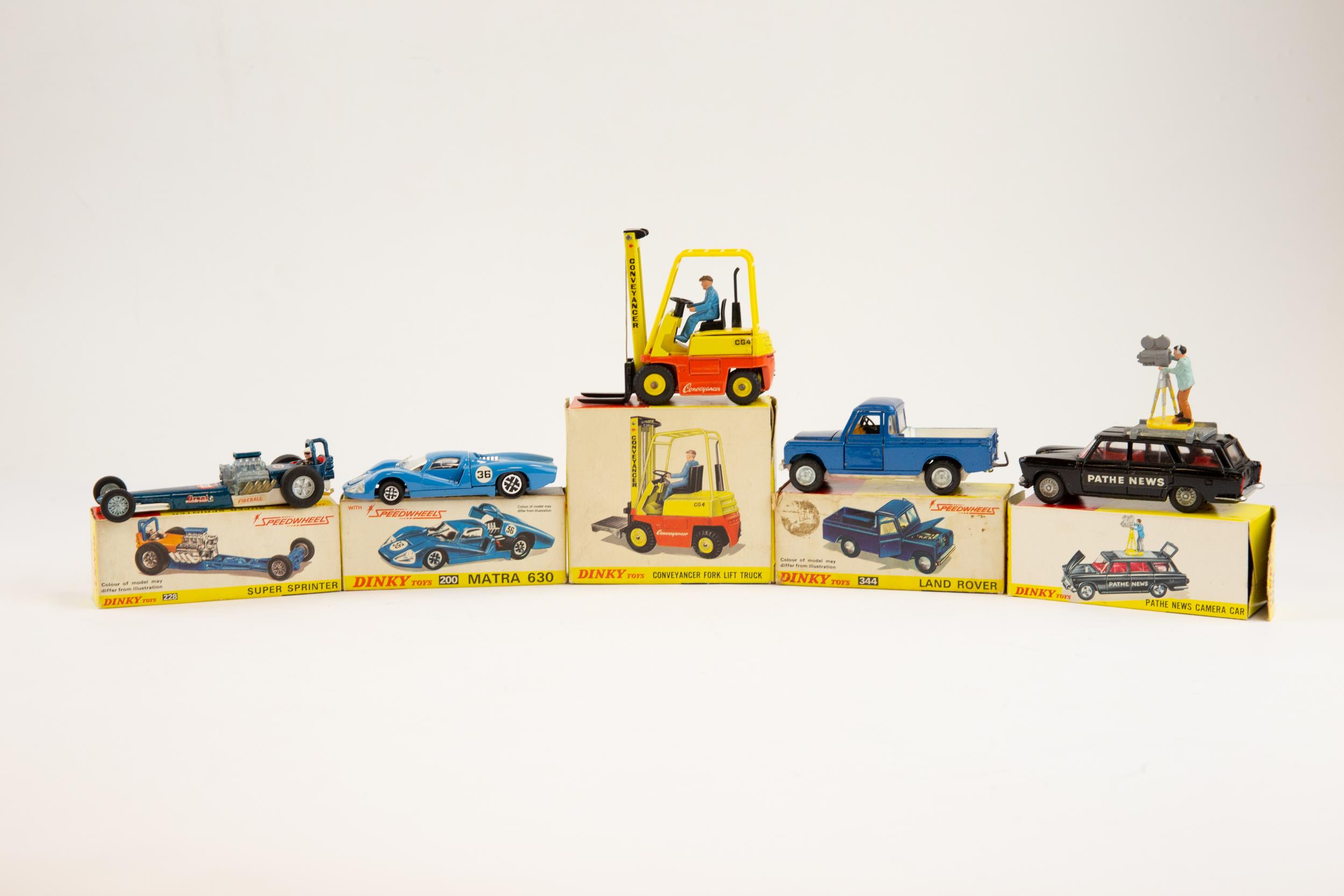 5 Dinky toys. To include No.404 Conveyancer fork lift truck complete with winding handle and pallet,
