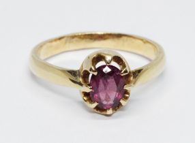 A garnet ring, yellow metal unmarked, gross weight 3.9g, size O.