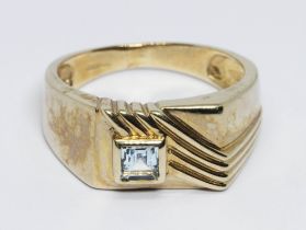 A gent's hallmarked 9ct gold aquamarine signet ring, gross weight 6.7g, size W. Condition -band