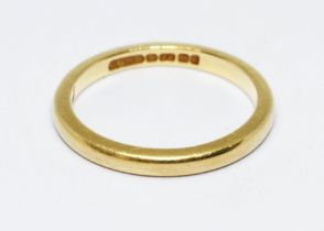 A hallmarked 22ct gold wedding band, weight 2.6g, size I.