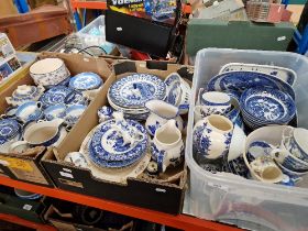 A mixed lot of blue and white ceramics, willow pattern, Mason's, Spode, Chinese ceramics, etc. ( 3