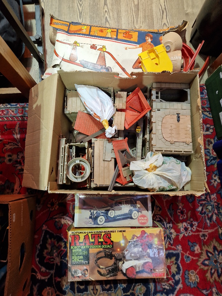 A box of assorted vintage toys to include a Lincoln model car, toy castle, & a R.A.T.S. robot etc.