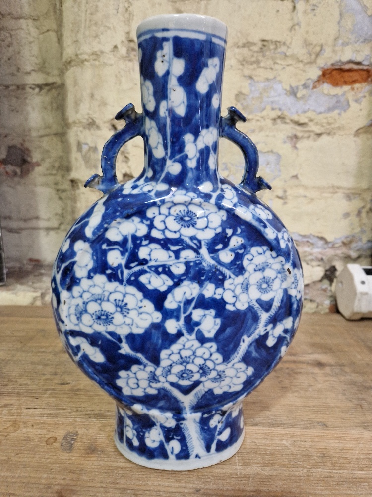 A Chinese blue and white porcelain moonflask bearing four character Kangxi mark to base, height - Image 6 of 16