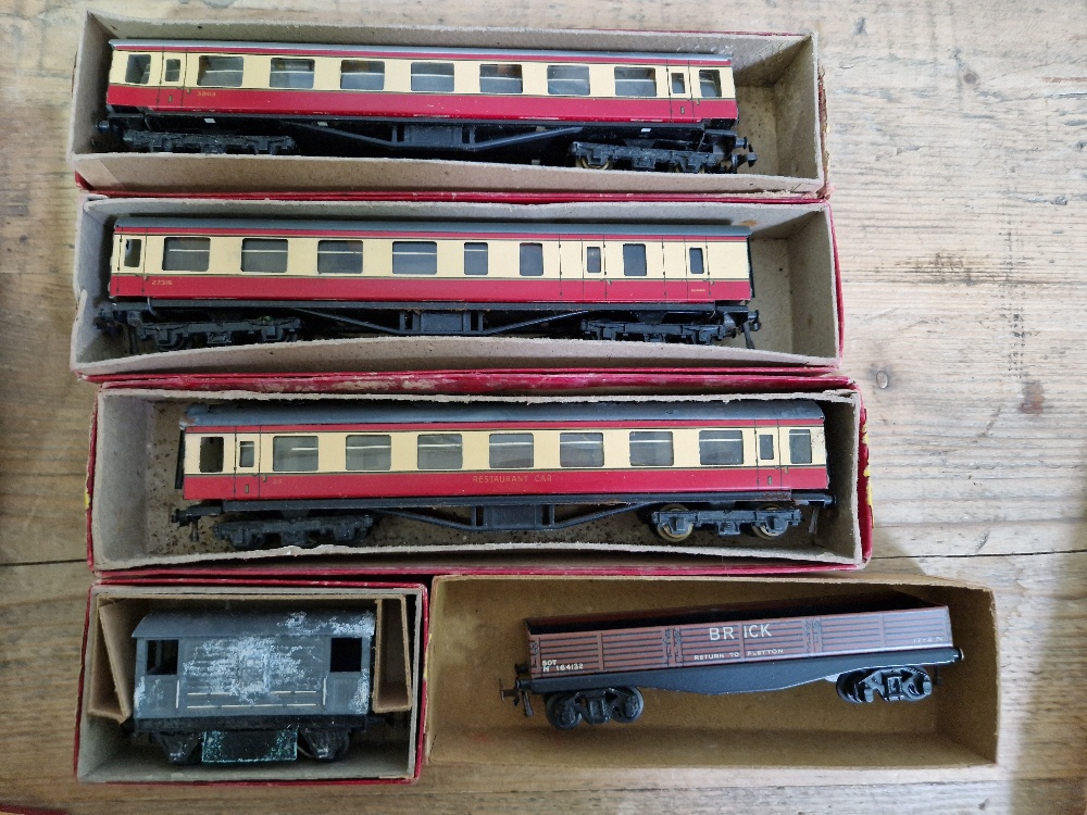 A box of Trix Twin Railway items to include locos, rails, accessories and metal farmyard models etc. - Image 4 of 4