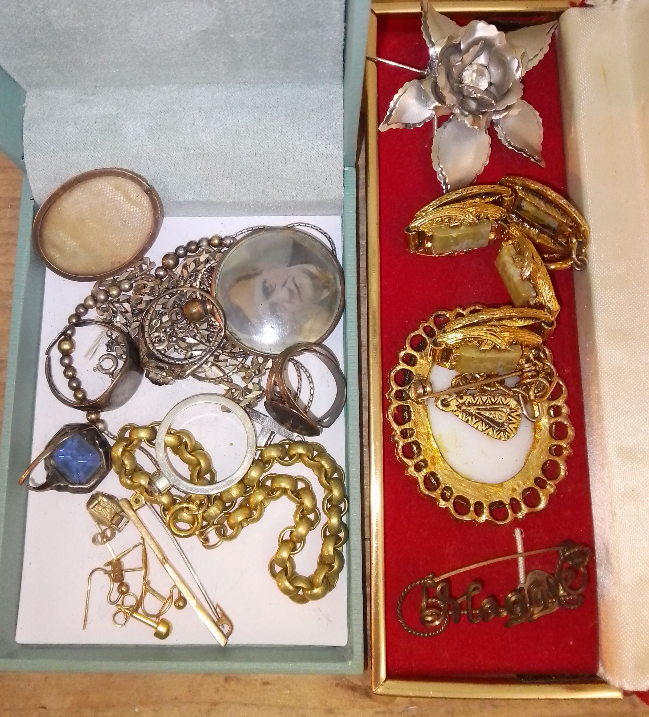 Assorted jewellery including gold and yellow metal.