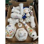 18 Aynsley china items including a boxed cheese plate and knife set