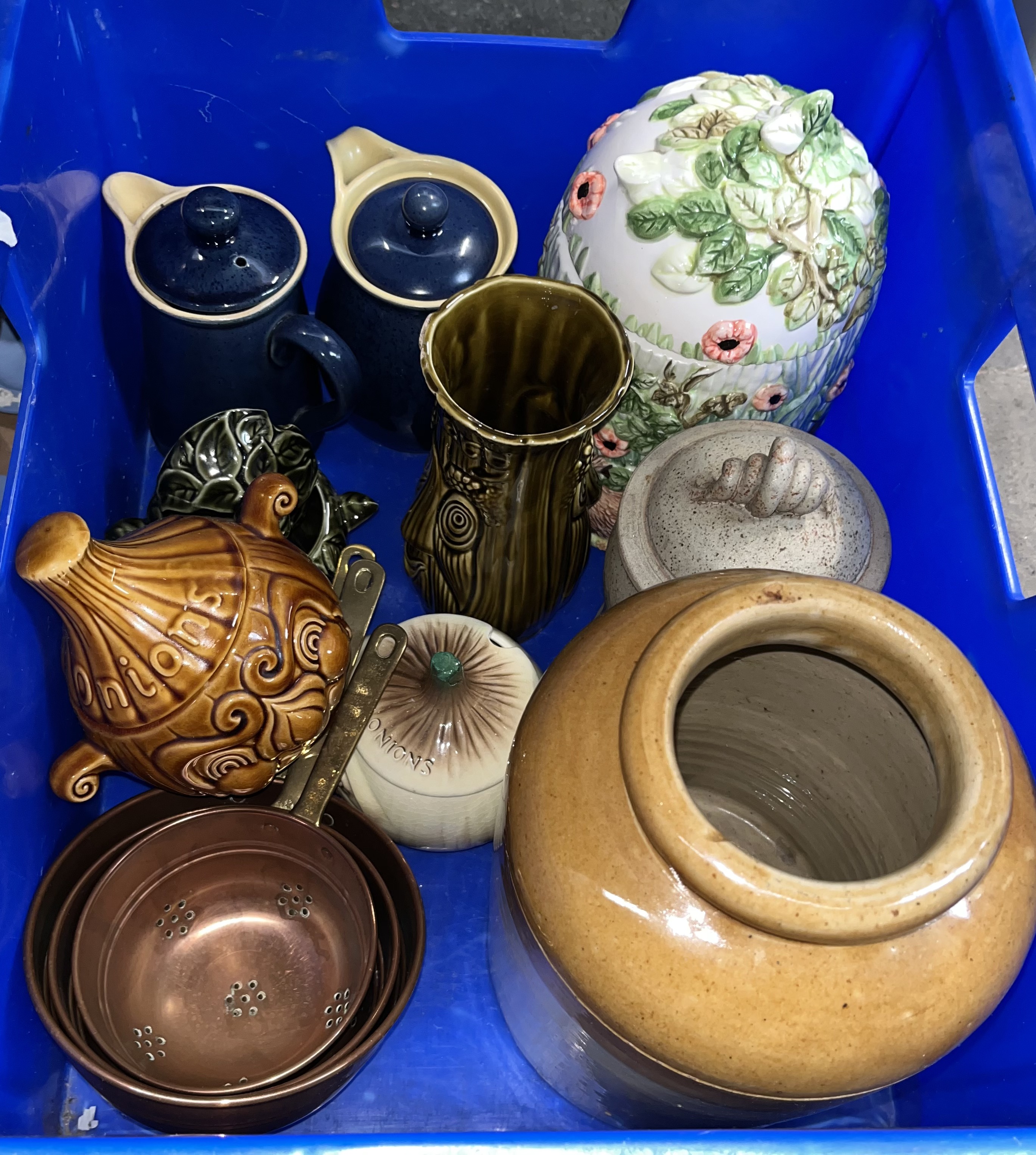 Kitchen wares including a set of copper strainers, an Annie Rowe large storage jar, Denby jugs, face