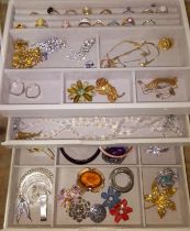 A jewellery box with contents including vintage and modern jewellery, rings, brooches, necklaces,