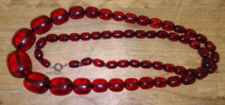A single strand of graduated cherry bakelite beads, length 85cm, gross weight 96g.