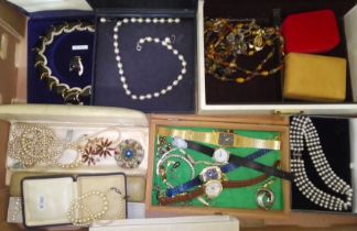 A mixed lot of costume jewellery including cultured pearl necklace, vintage jewellery, etc.