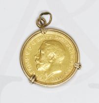 A George V 1913 half sovereign mounted, gross weight 5.2g.