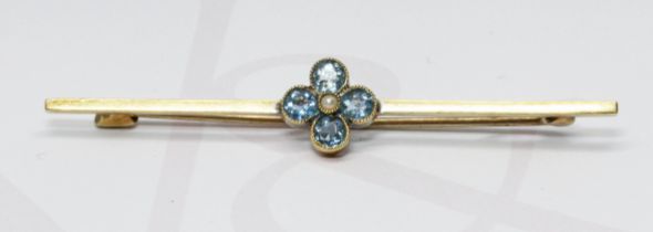 An Edwardian aquamarine and seed pearl bar brooch, marked '15'm length 55mm, gross weight 2.8g.
