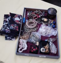 Tray of costume jewellery