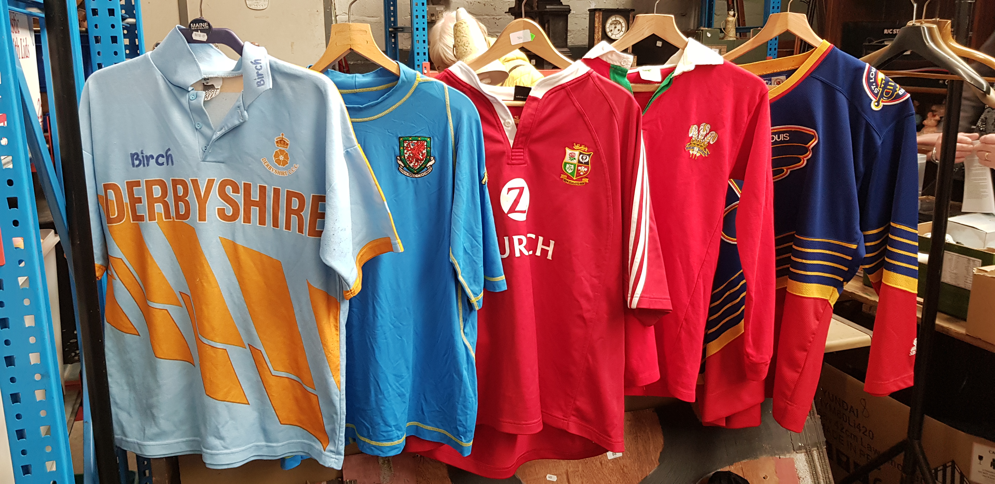 Three boxes of assorted rugby, cricket and other sporting jerseys. - Bild 3 aus 10