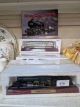 5 boxed Atlas Editions model trains on plinths including GWR King Class and SR Schools Class