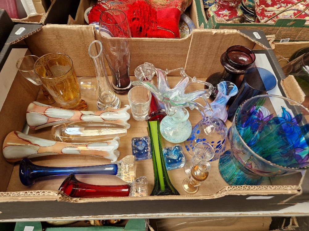 Four boxes of coloured and clear glassware including decanters, glasses, vases etc by Caithness... - Bild 2 aus 5