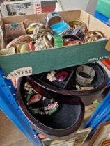 A swivel out jewellery box and contents together with a tray of assorted costume jewellery.