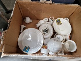 A box of assorted crested china and a Queen Elizabeth II silver jubilee plate.