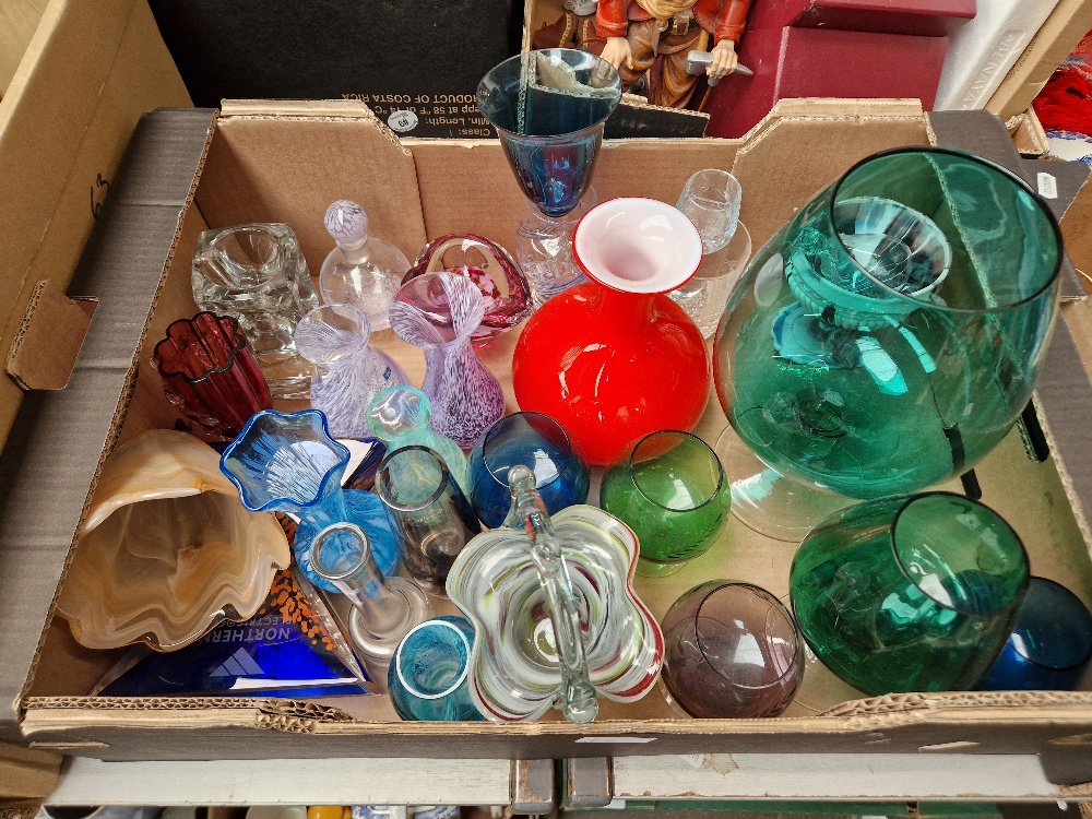 Four boxes of coloured and clear glassware including decanters, glasses, vases etc by Caithness... - Bild 3 aus 5