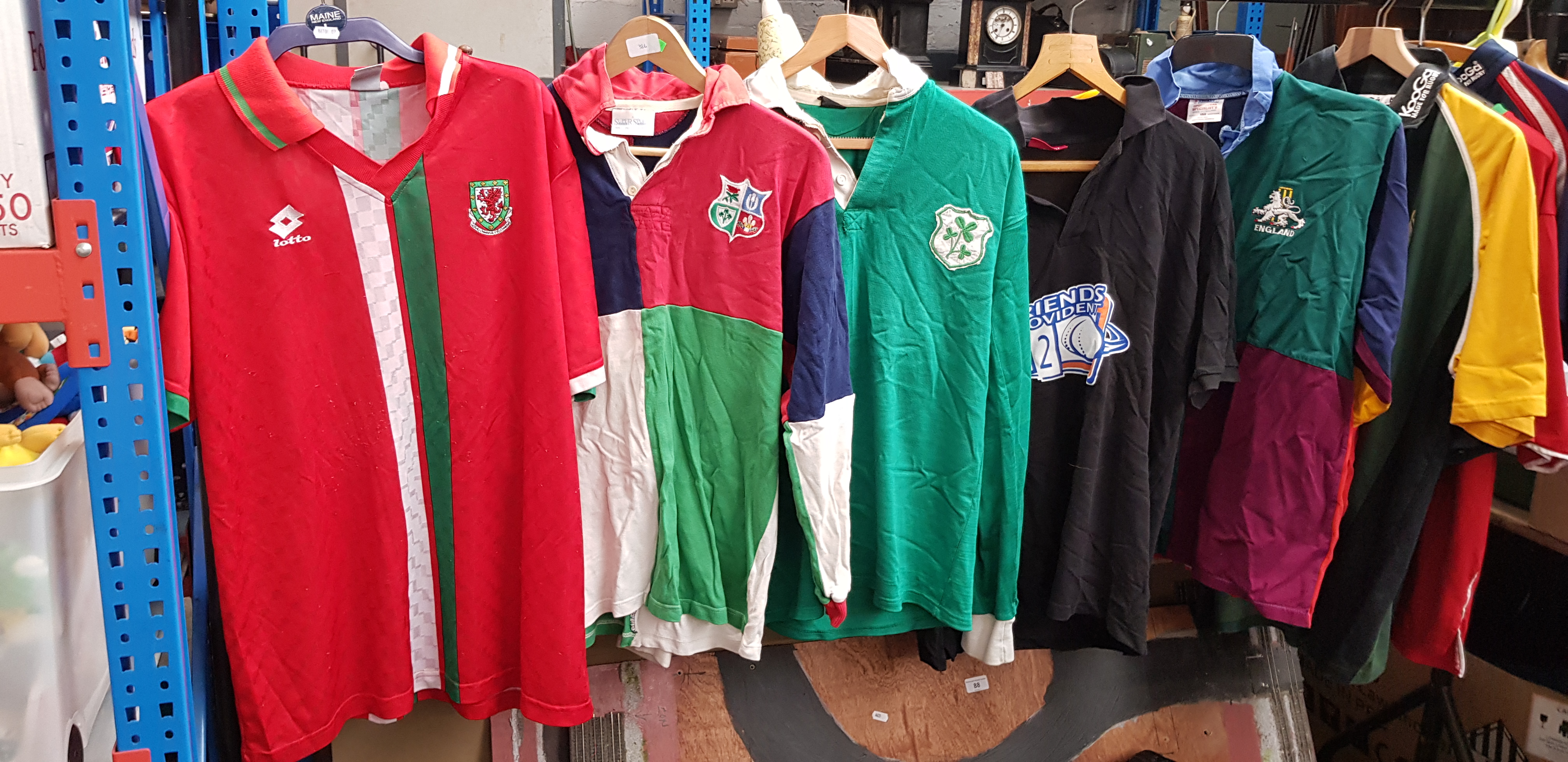 Three boxes of assorted rugby, cricket and other sporting jerseys. - Bild 5 aus 10