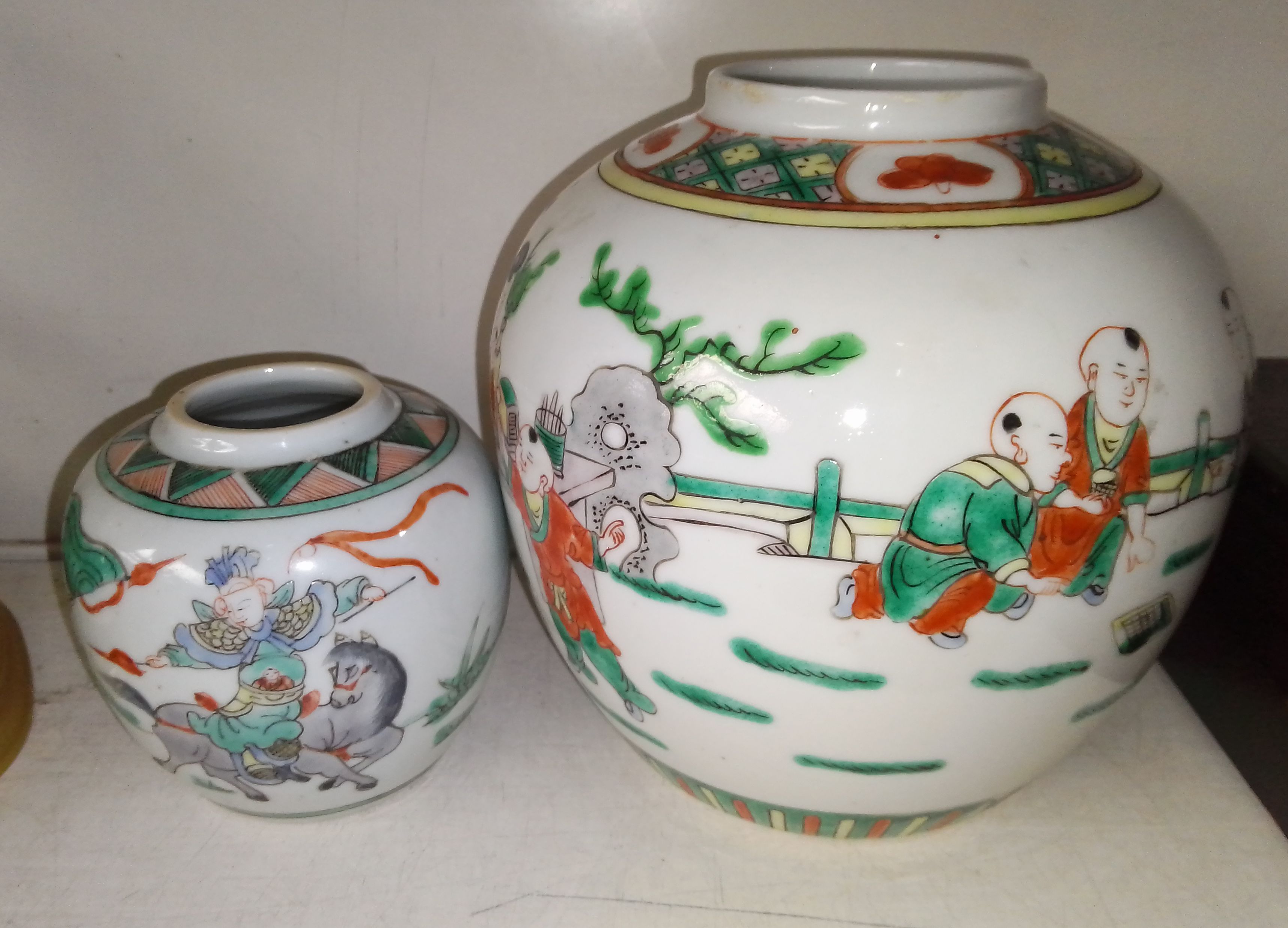 Two Chinese ginger jars together with a boxed Japanese ceramic bowl decorated with butterflies - Bild 4 aus 8