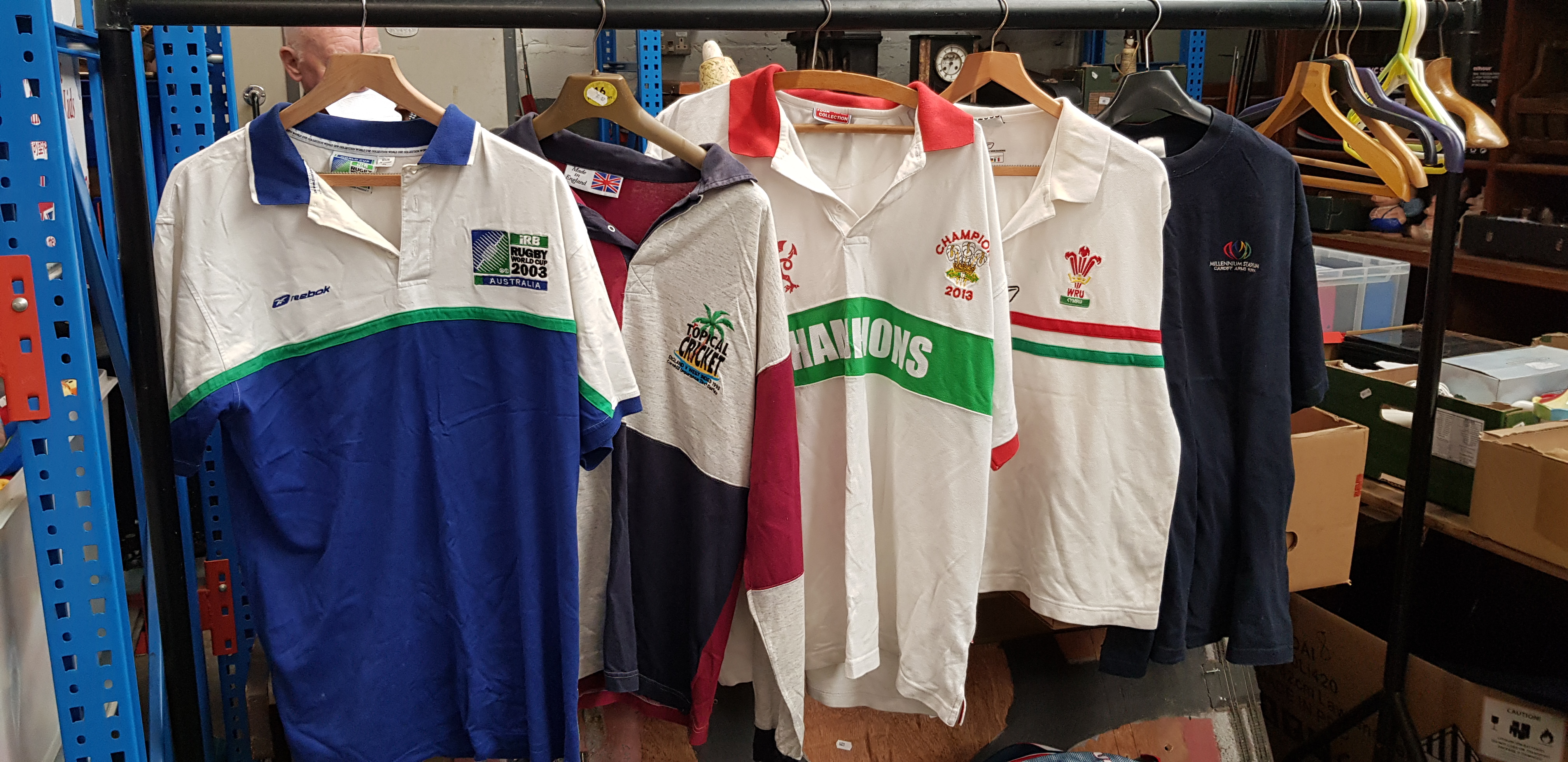 Three boxes of assorted rugby, cricket and other sporting jerseys. - Bild 8 aus 10