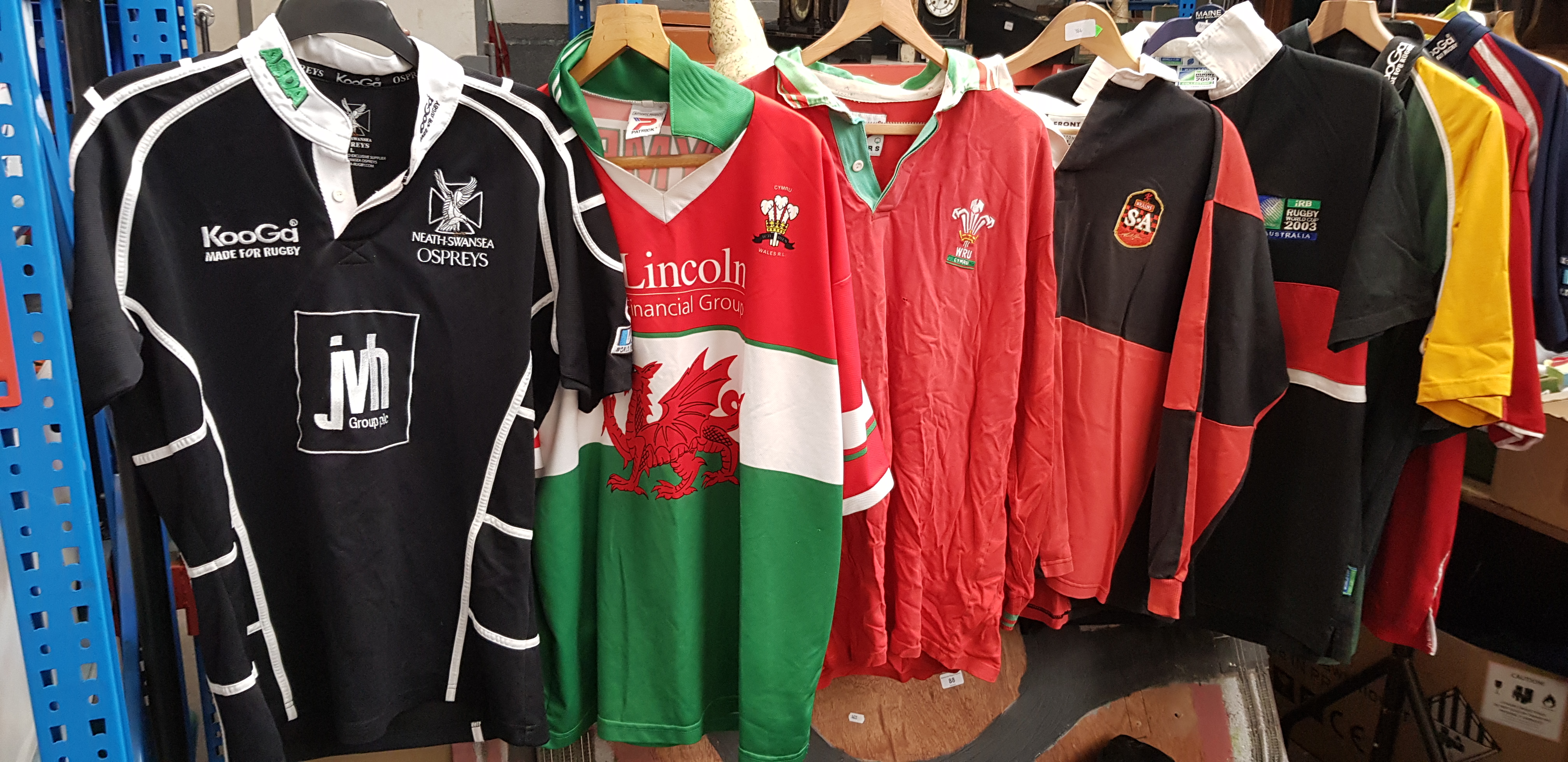 Three boxes of assorted rugby, cricket and other sporting jerseys. - Bild 4 aus 10