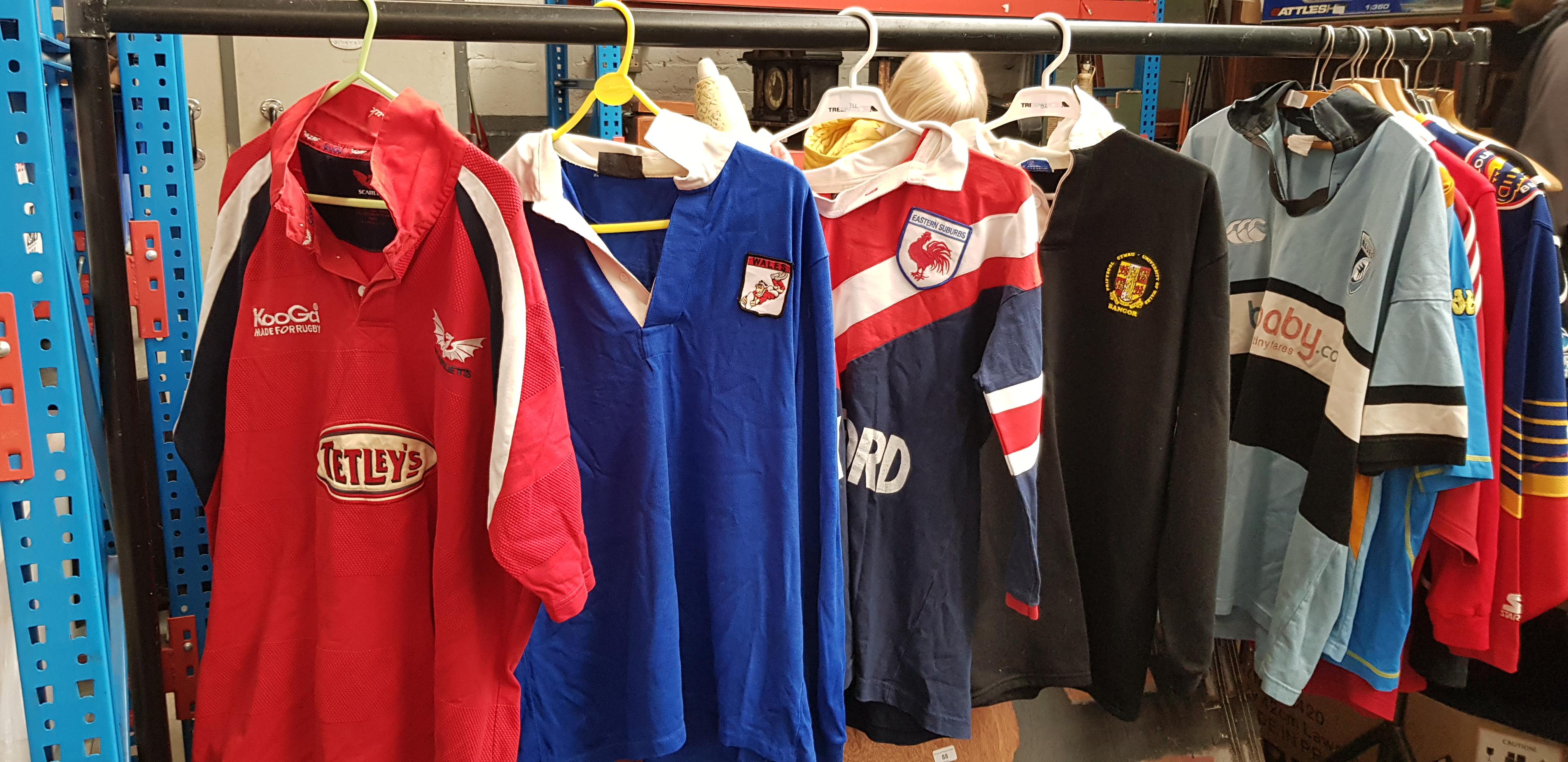 Three boxes of assorted rugby, cricket and other sporting jerseys. - Bild 2 aus 10