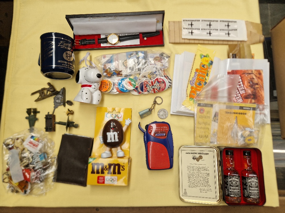 A mixed lot of collectables including button badges, pin badges, Boddingtons items, Jack Daniels