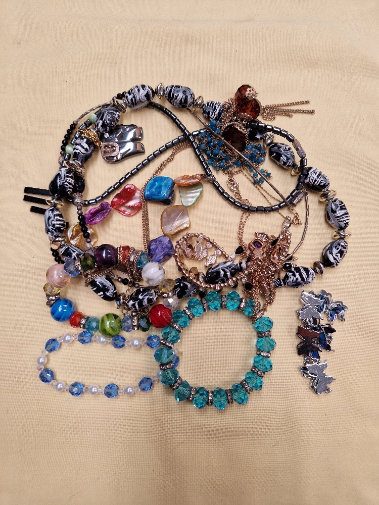 A bag of costume jewellery.