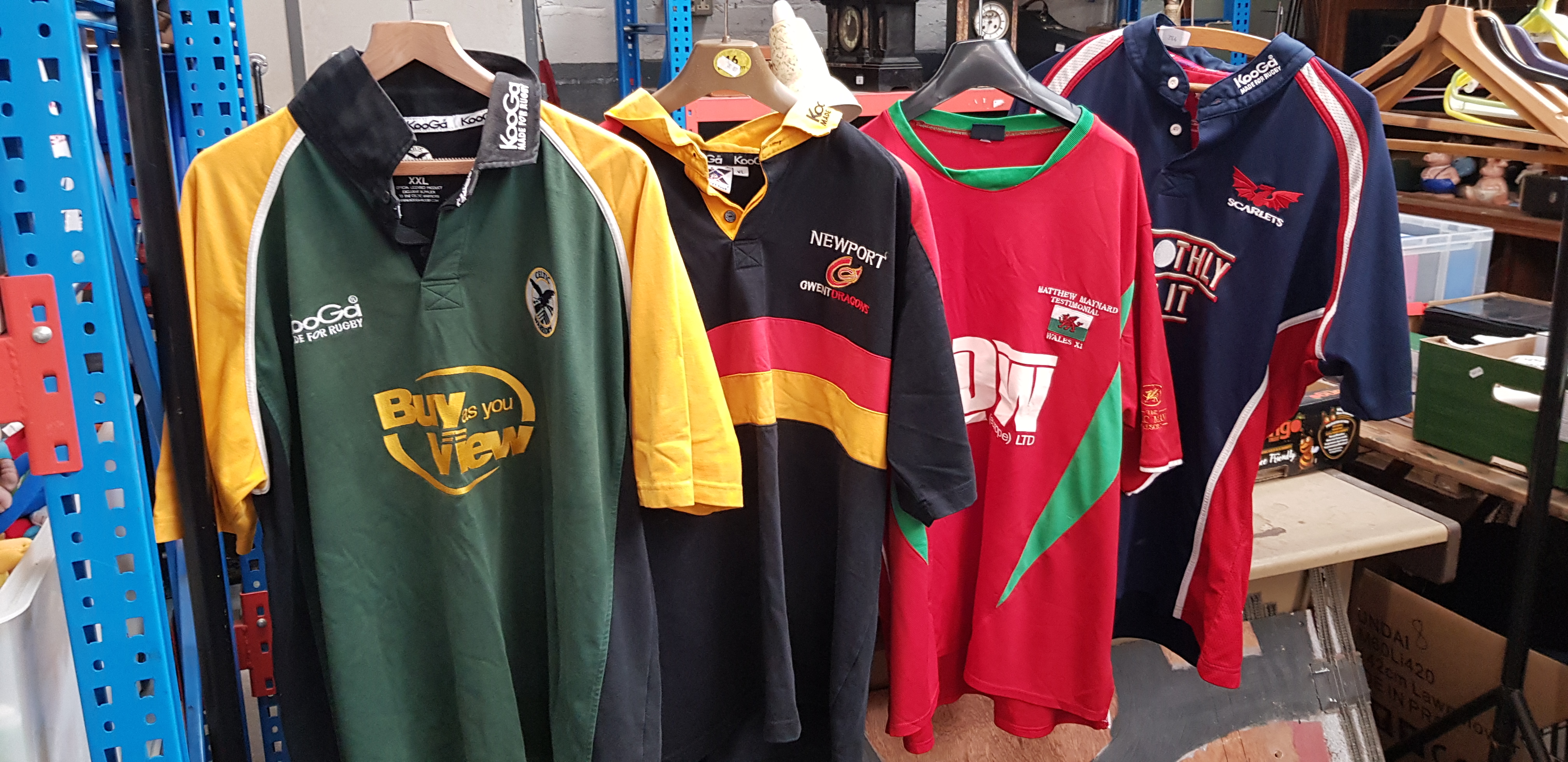 Three boxes of assorted rugby, cricket and other sporting jerseys. - Bild 6 aus 10