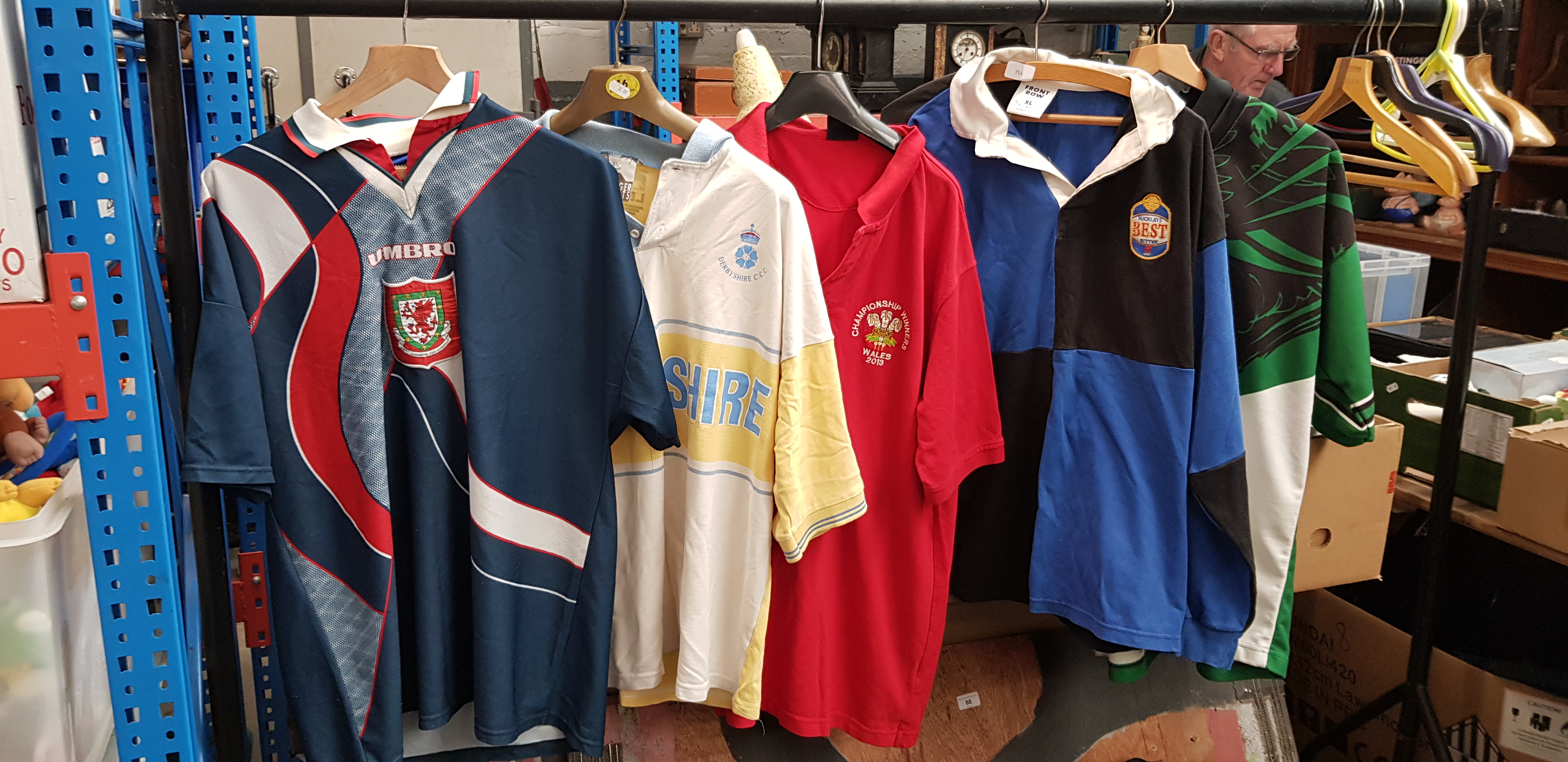 Three boxes of assorted rugby, cricket and other sporting jerseys. - Bild 7 aus 10