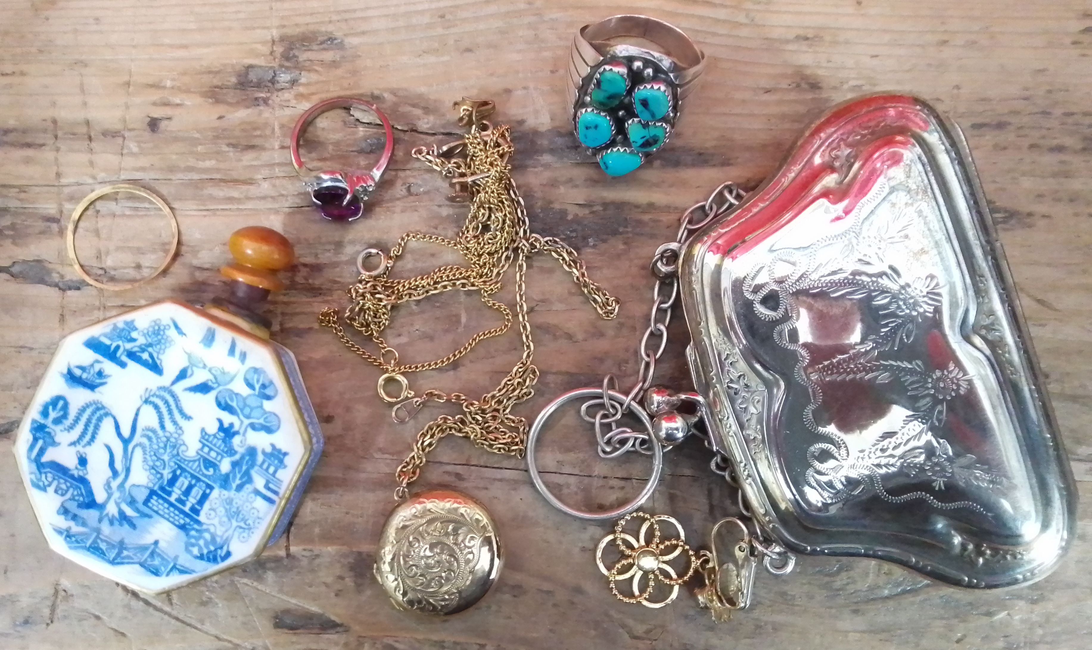 A mixed lot including an EPNS purse, a snuff bottle, a ring marked 'Sterling', yellow metal etc.