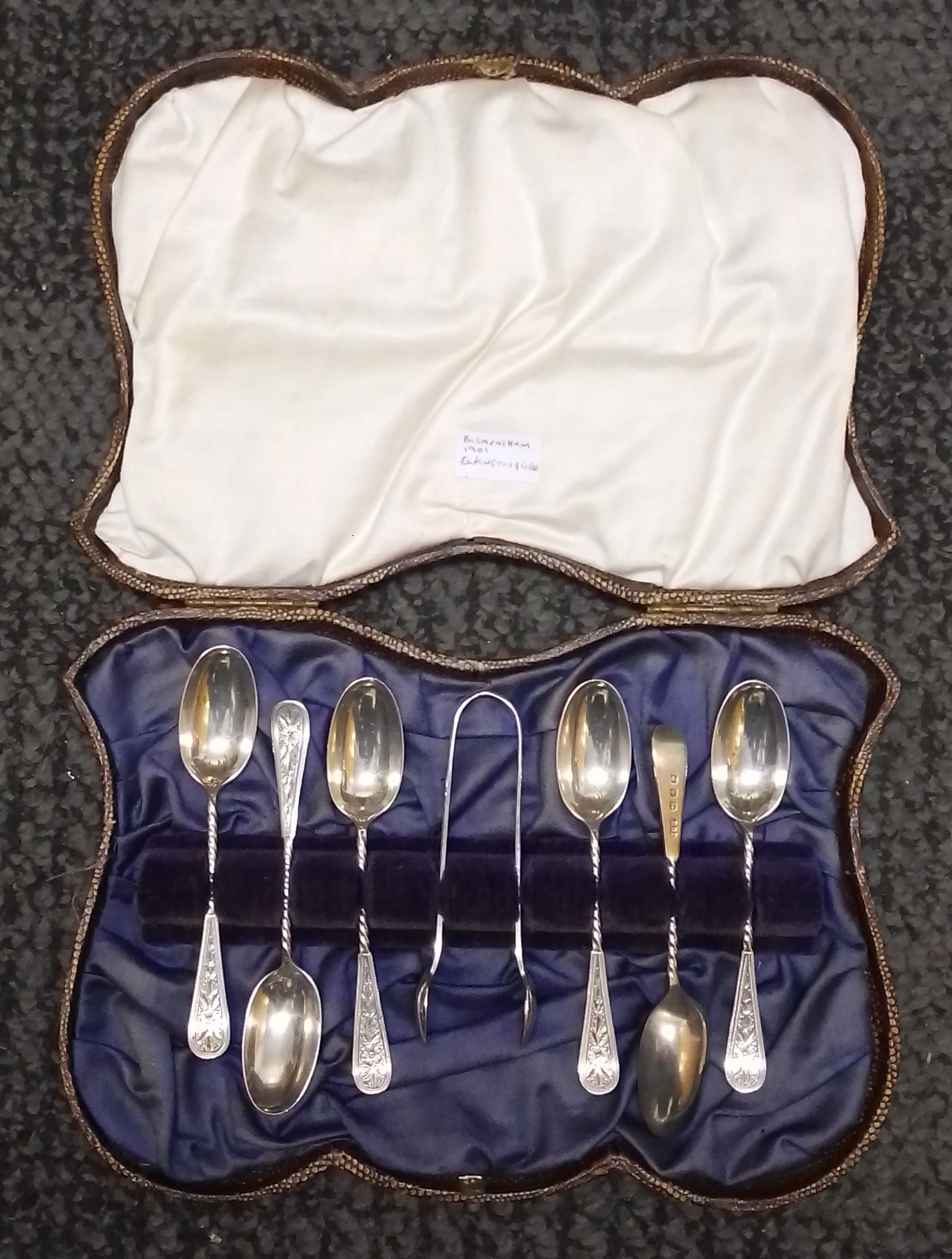 A cased set of hallmarked silver teaspoons and sugar tongs, Elkington, Birmingham 1901.