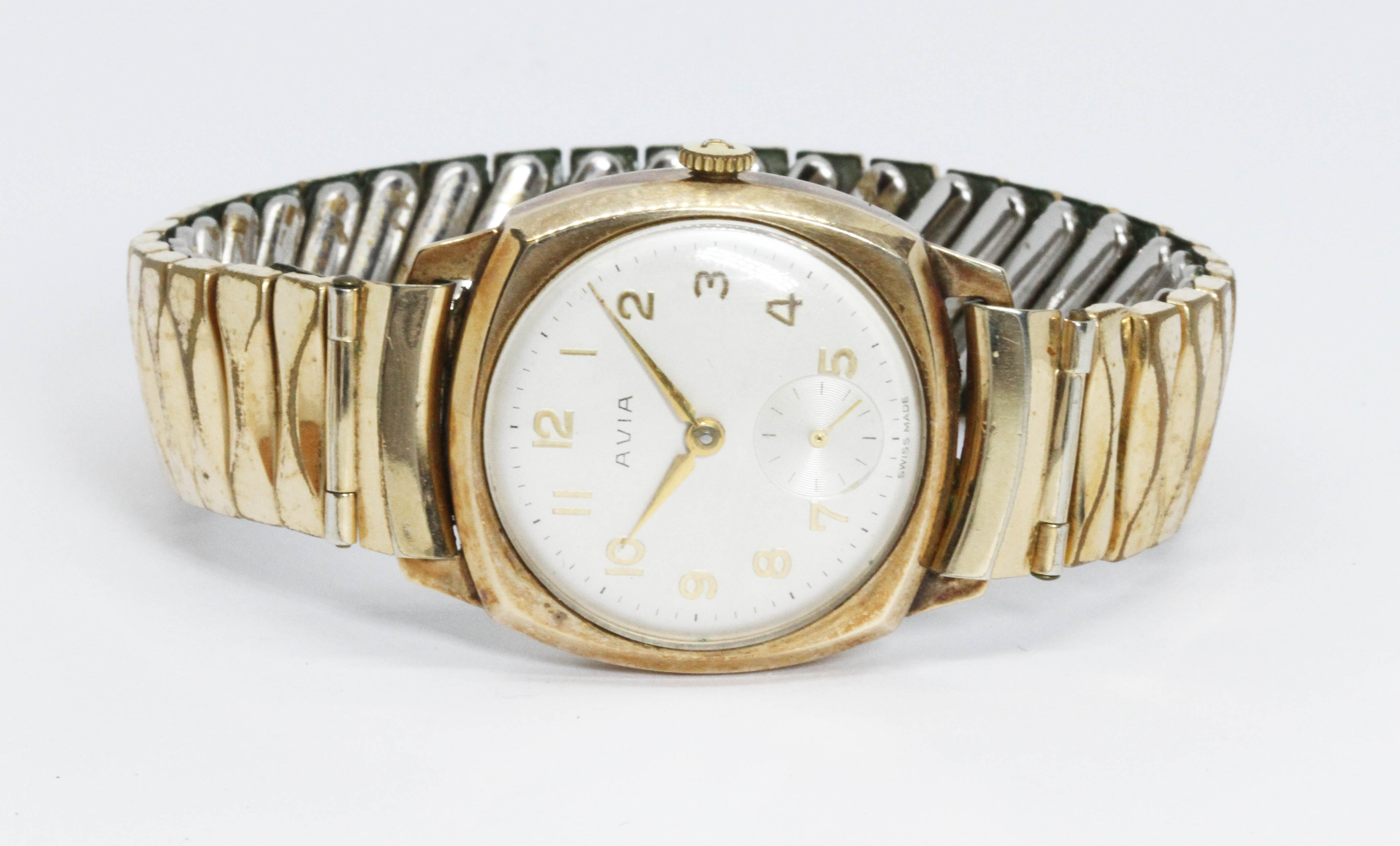 A hallmarked 9ct gold Avia wristwatch, width 27mm, 15 jewel manual wind movement, flexi strap.