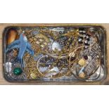 A tin of assorted mainly vintage jewellery including hallmarked silver and yellow metal etc.