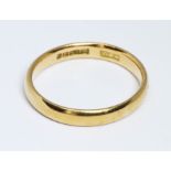 A hallmarked 22ct gold wedding band, weight 3.7g, size N.