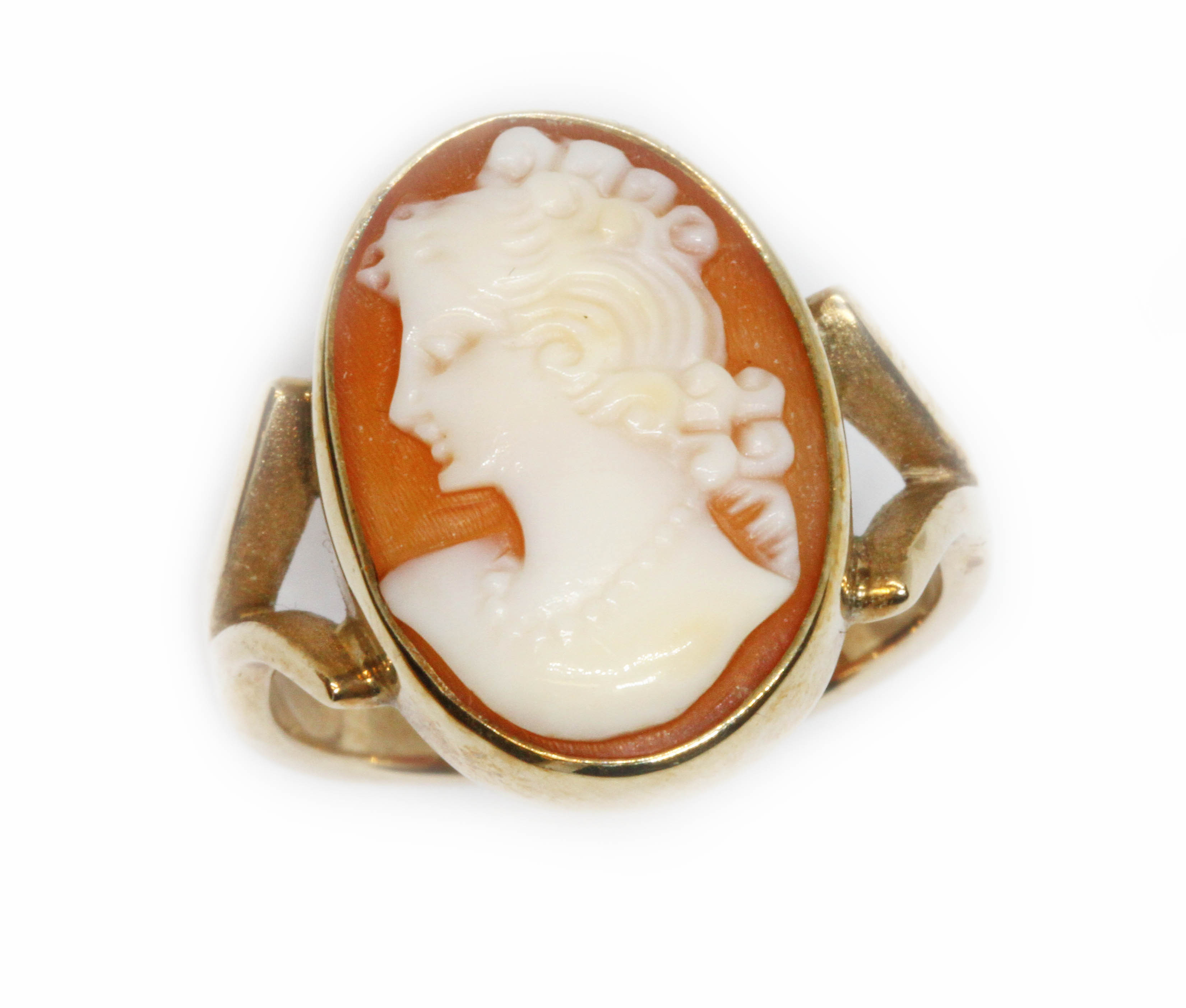 A shell cameo ring, unmarked, gross weight 5.5g, size O. Condition - good, minor wear only.