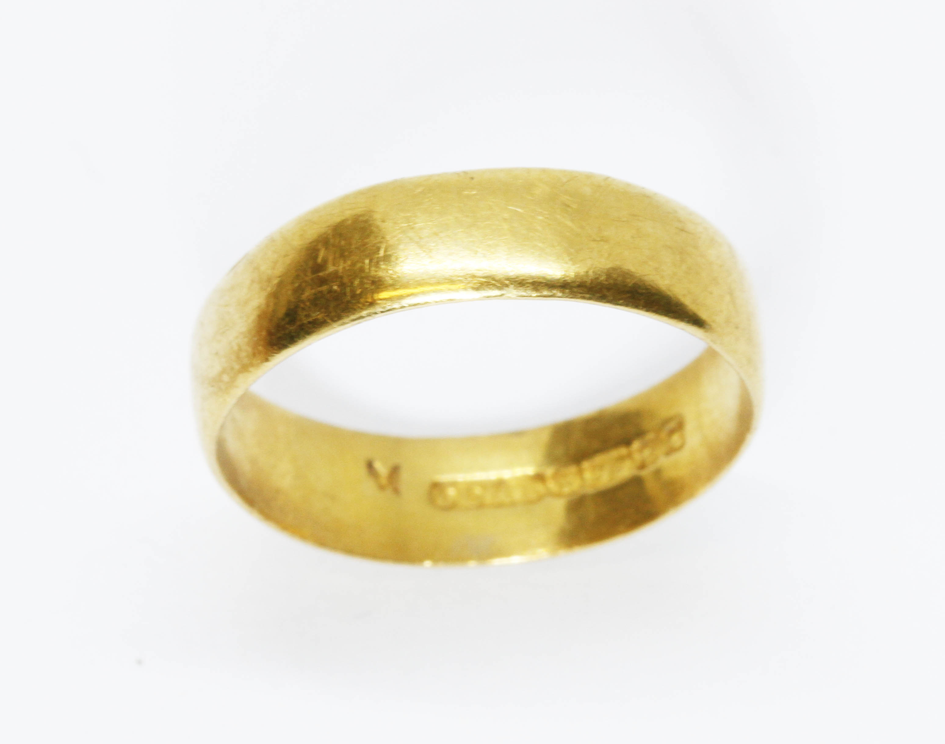 A hallmarked 22ct gold wedding band, weight 3.4g, size L.