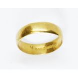 A hallmarked 22ct gold wedding band, weight 3.4g, size L.