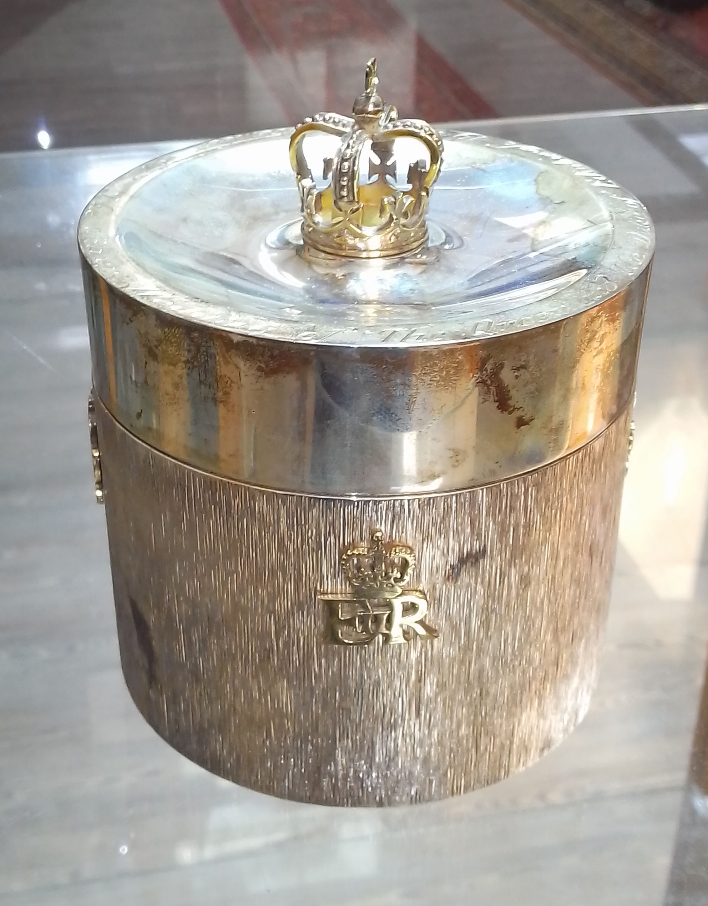 An Elizabeth II Silver Wedding commemorative silver tea caddy, gilt crown finial, textured body with - Bild 6 aus 6