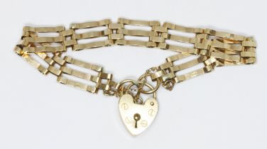 A hallmarked 9ct gold gate bracelet, length 15cm, weight 8.1g.