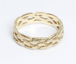 A knotted band marked '14K', weight 4.9g, size T. Condition - general wear.