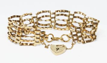 A hallmarked 9ct gold gate bracelet, length 17cm, weight 11.4g.