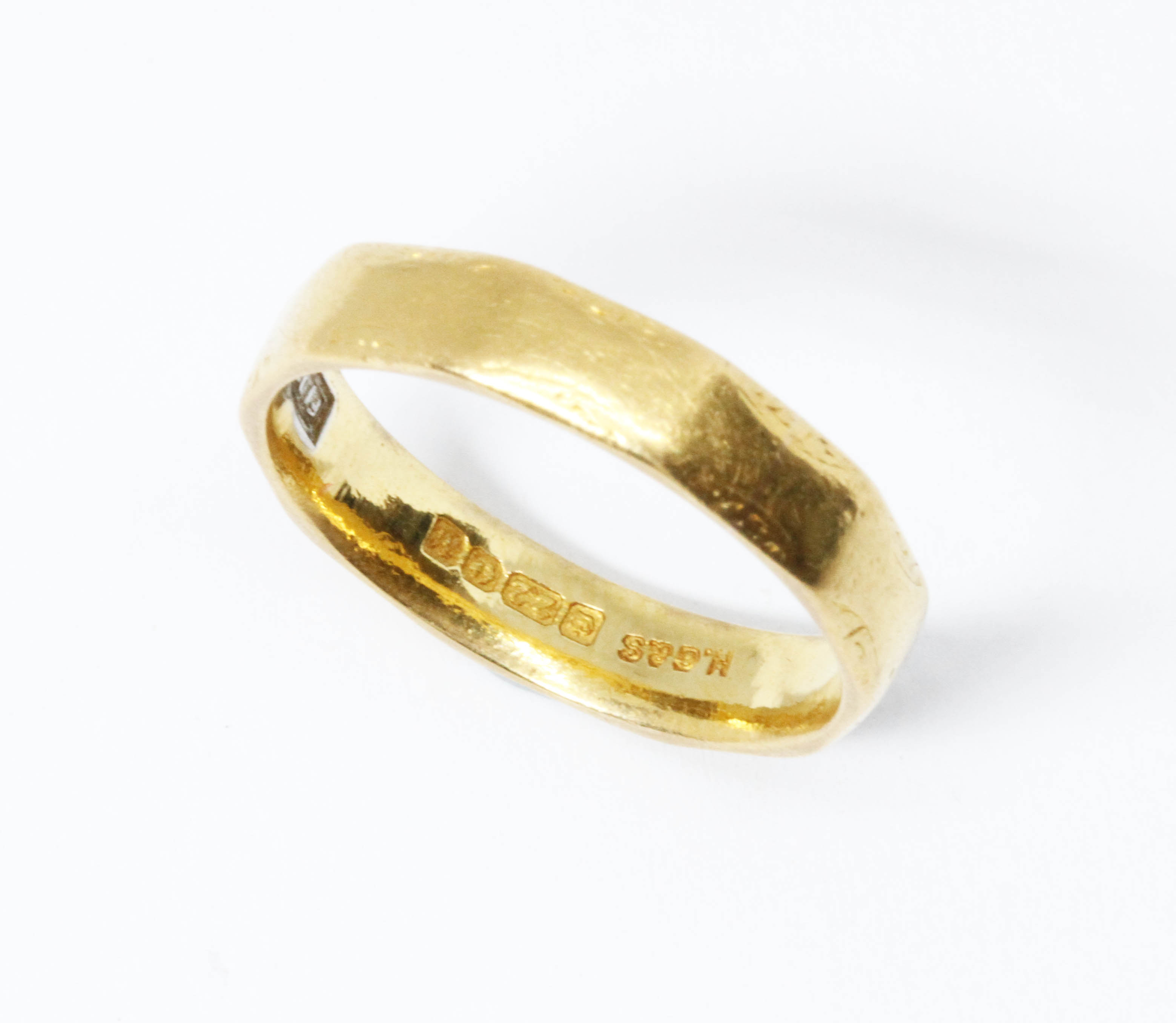 A hallmarked 22ct gold wedding band, weight 5g, size O. Condition - good, general wear only.