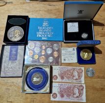 A group of assorted coins, coin sets, medal & GB banknotes to include a 2001 silver proof £1 coin,