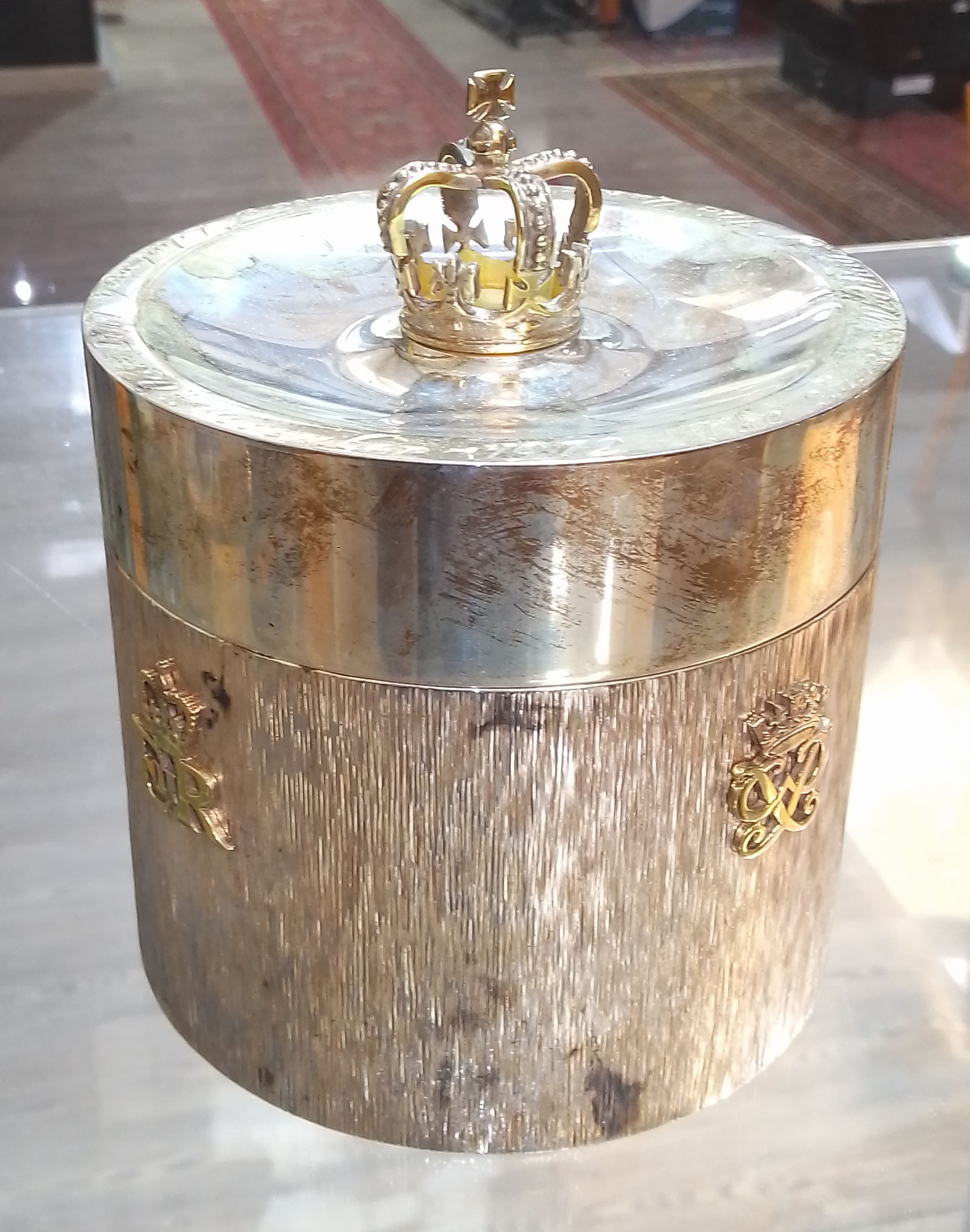 An Elizabeth II Silver Wedding commemorative silver tea caddy, gilt crown finial, textured body with - Bild 5 aus 6