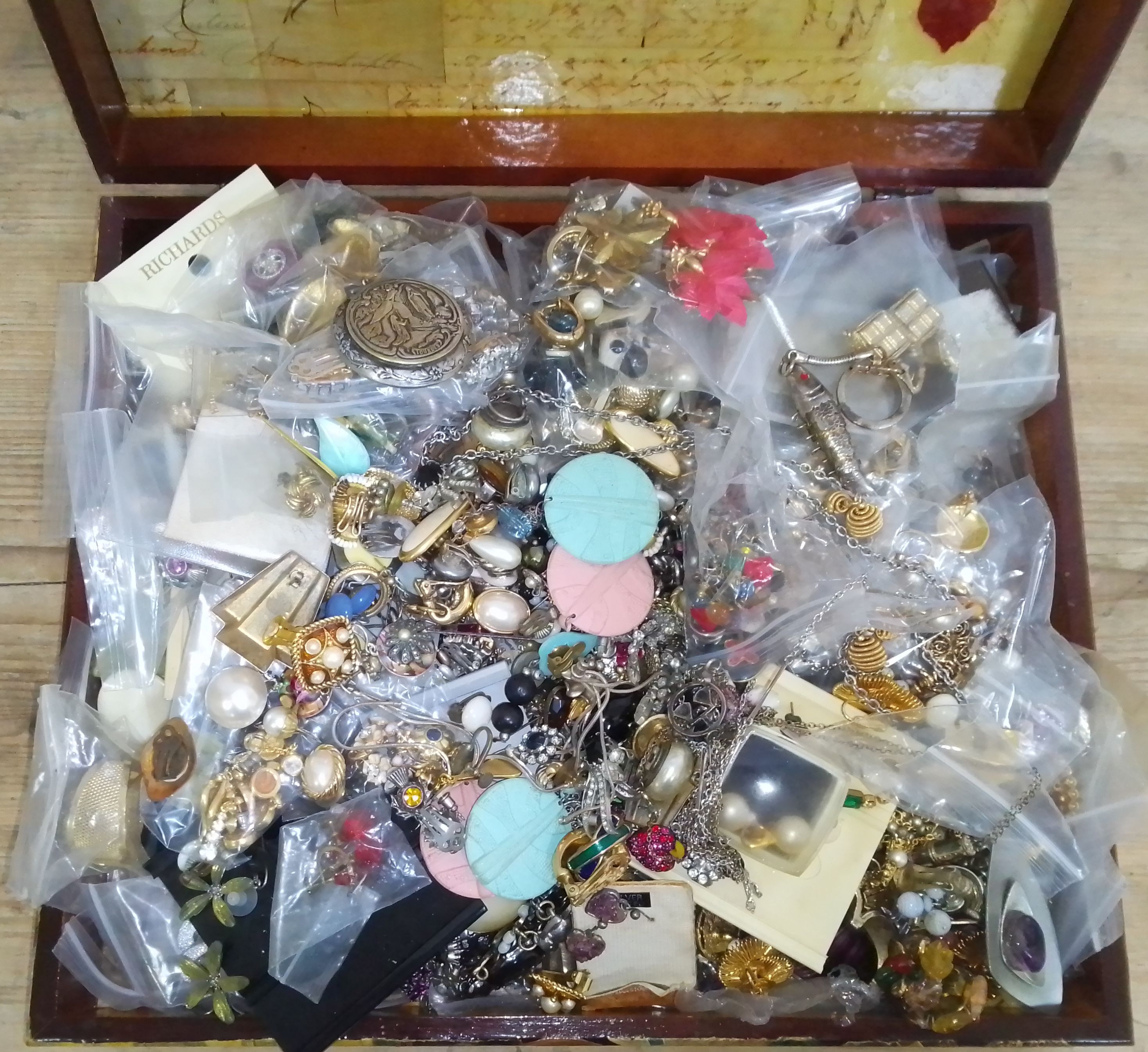 A quantity of assorted vintage costume jewellery.