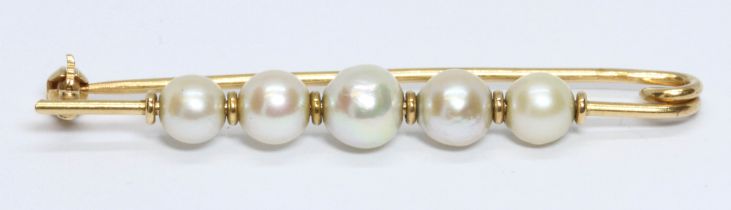 A cultured pearl bar brooch, marked '750', length 50mm, gross weight 3.6g.