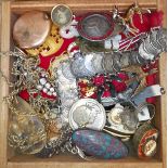 A wooden box of assorted antique and vintage jewellery including yellow metal, a Ruskin type